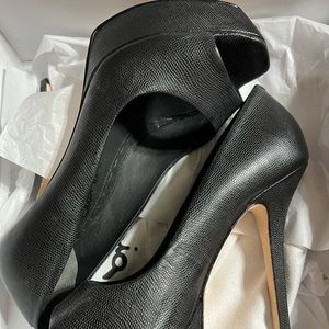 Alice + Olivia Black Peep-Toe Platform Pumps